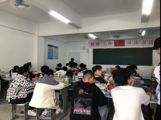 深入檢查促提升丨我校政教處開展校園教學(xué)、衛(wèi)生大檢查(圖2)